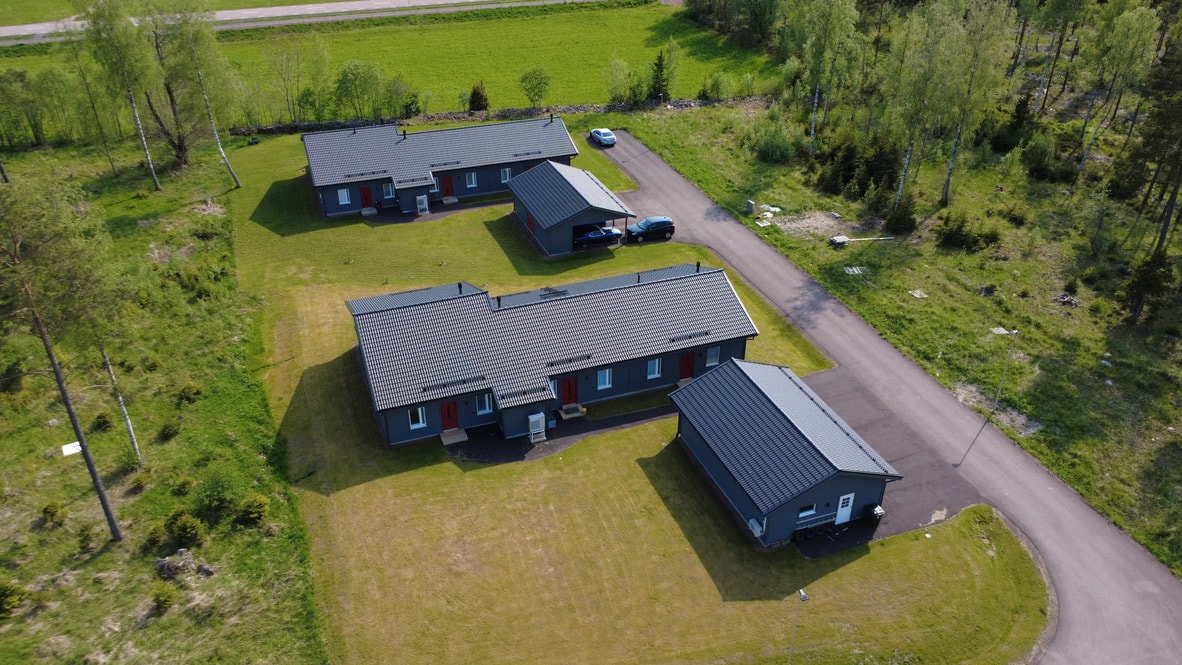 Drönarbild över Kattby bostadsområde i Hammarland, Åland